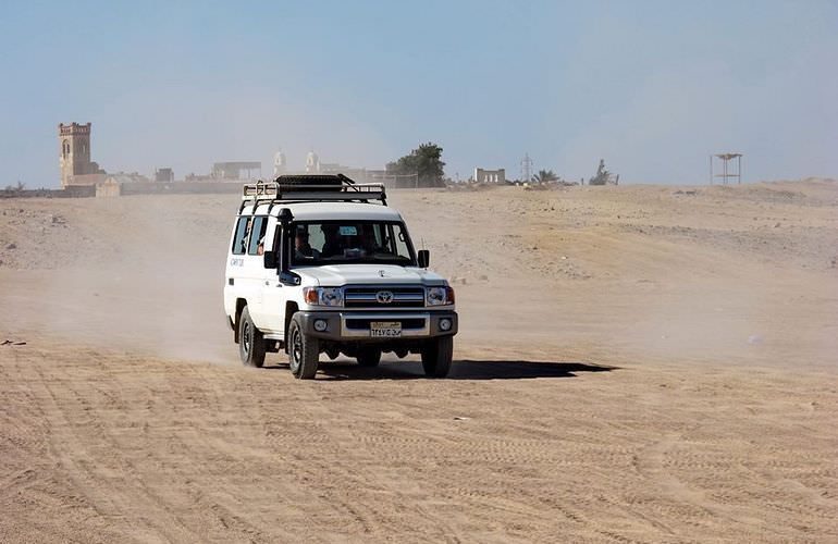 Deluxe Wüstensafari ab Hurghada: Jeep Safari, Beduinendorf und Kamelritt