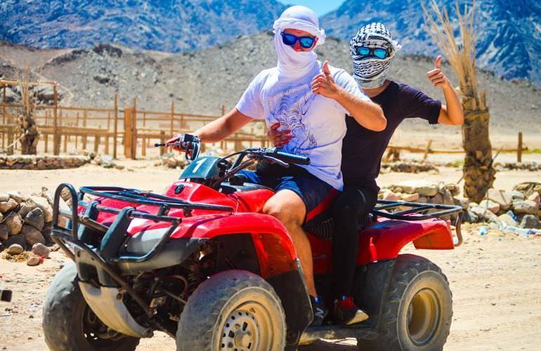 Deluxe Wüstensafari ab Hurghada: Jeep Safari, Beduinendorf und Kamelritt