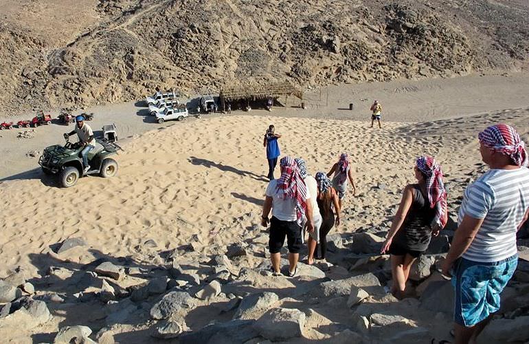 Deluxe Wüstensafari ab Hurghada: Jeep Safari, Beduinendorf und Kamelritt