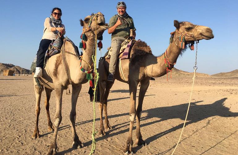 Deluxe Wüstensafari ab Hurghada: Jeep Safari, Beduinendorf und Kamelritt