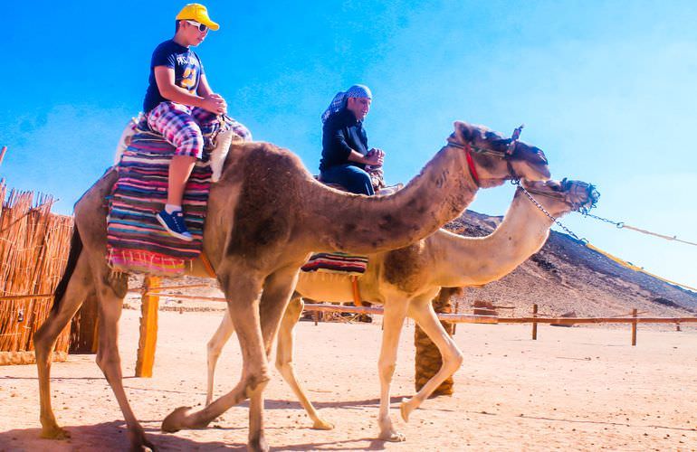 Deluxe Wüstensafari ab Hurghada: Jeep Safari, Beduinendorf und Kamelritt