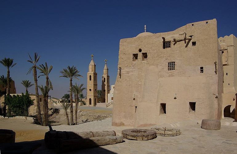 Private Tagestour zu den Klöstern St. Antonius und St. Paulus am Roten Meer