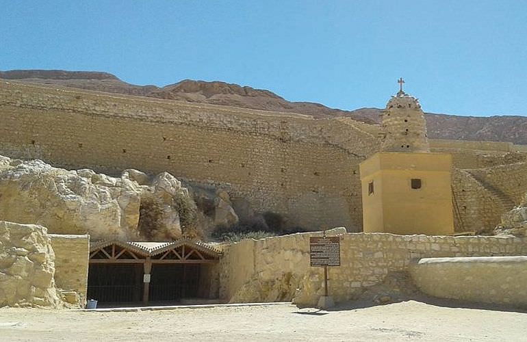 Private Tagestour zu den Klöstern St. Antonius und St. Paulus am Roten Meer