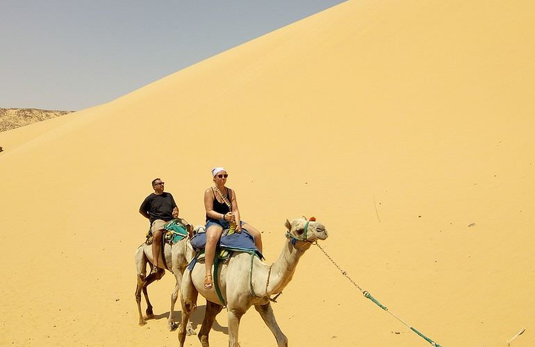 Wüstenabenteuer-Kombitour: Quad, Jeep, Buggy und Kamelreiten