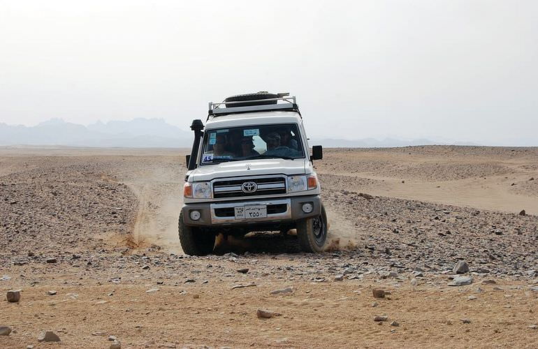 Oase Wüstensafari ab Hurghada: Quad Tour, Jeep Fahren, Spider Auto, Beduinen und Kamelreiten