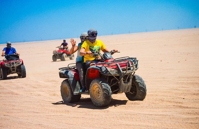 Oase Wüstensafari ab Hurghada: Quad Tour, Jeep Fahren, Spider Auto, Beduinen und Kamelreiten