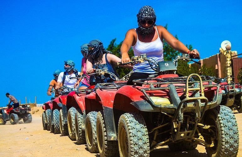 Sahara Park Safari ab Hurghada & Kombi-Wüstentour: Quad-Tour, Jeep Fahren, Beduinendorf, Kamelritt & BBQ